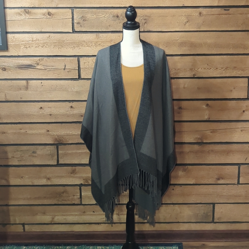 Women's OS grey and black shawl